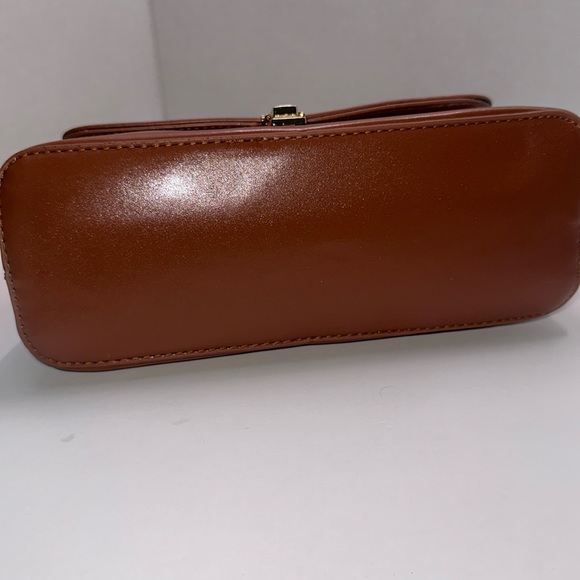Classic and chic, this light brown baguette bag - Picture 7 of 12